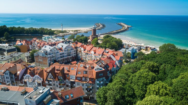 Kołobrzeg – piękne miasto i uzdrowisko nad Morzem Bałtyckim z lotu ptaka