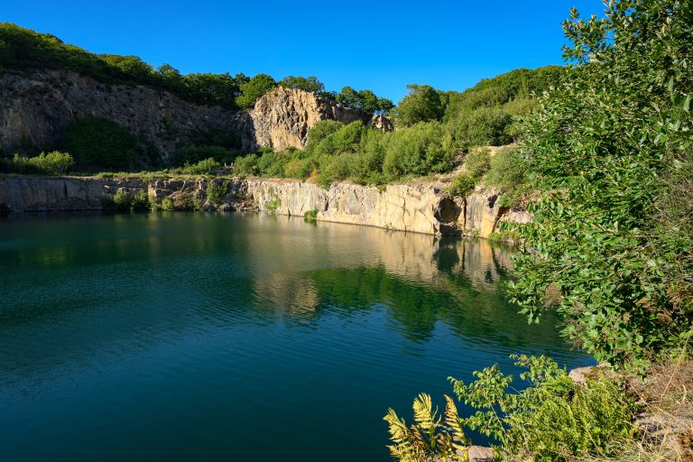 Umrahmt von steilen Felswänden liegt der "Opalsø" ("Opalsee") im Landschaftsschutzgebiet "Hammerknuden" auf Bornholm
