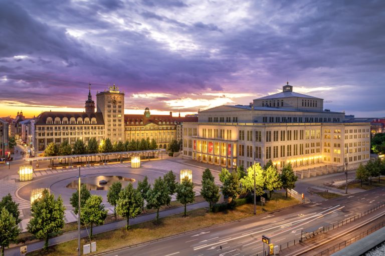Augustusplatz-Leipzig-Oper-Architektur-Innenstadt-Sonnenuntergang-Philipp-Kirschner-Leipzig-Travel