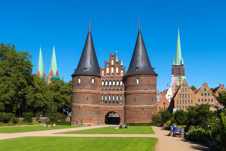 Holstentor_in_Lübeck_2015