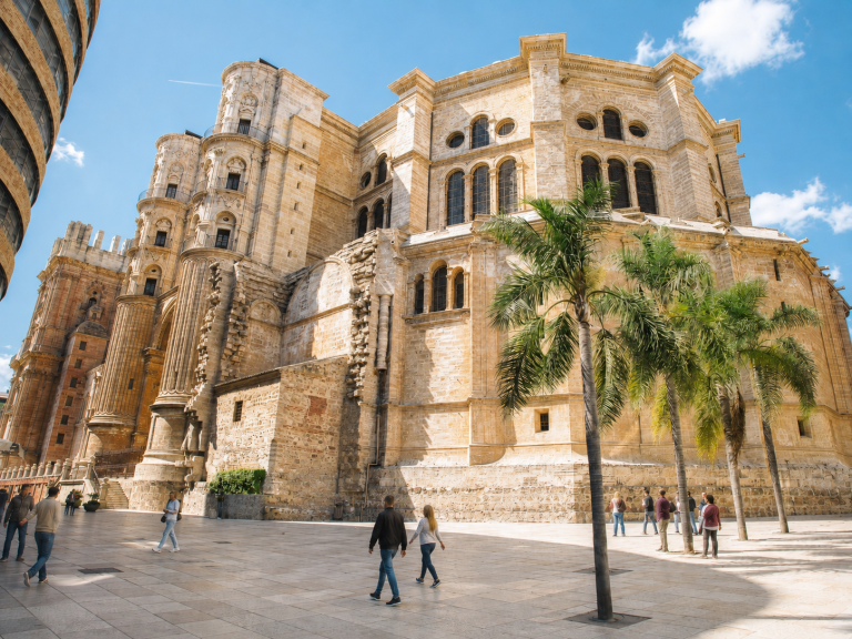 Katedralen i Malaga med mennesker