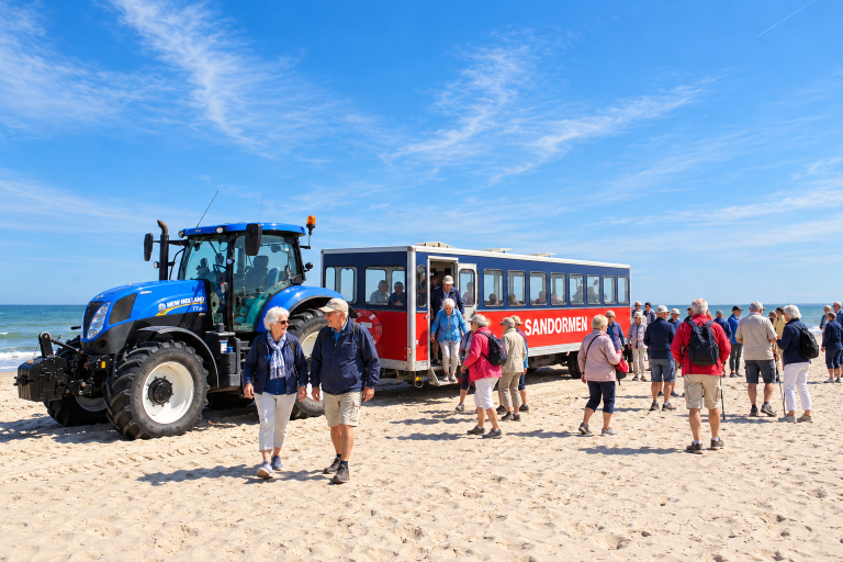 Seniorudflugt med strandtog ved havet