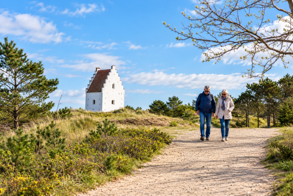Solrig kyststi ved det hvide kapel
