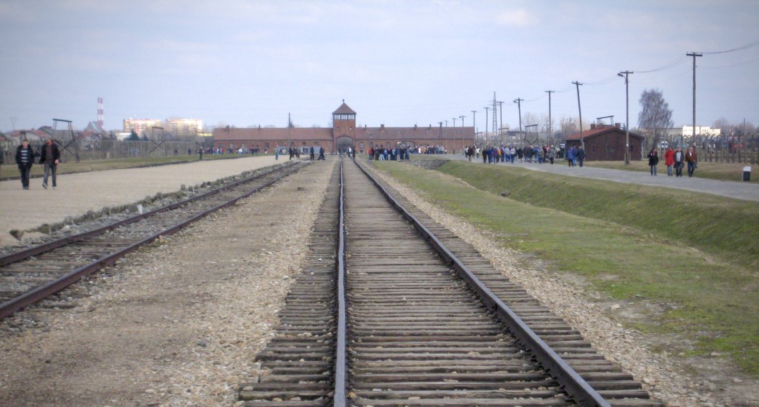 Togspor op til indgangen til Auschwitz-Birkenau