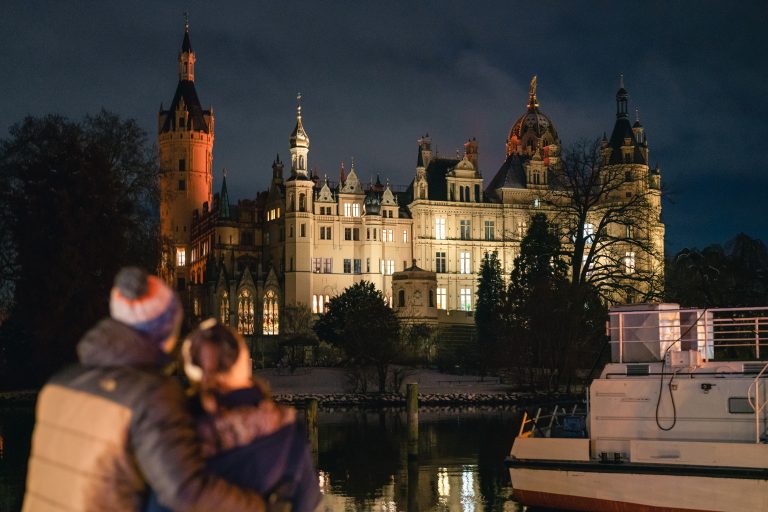 Weihnachtsmarkt Schwerin Schloss Glühwein Winter Schnee
