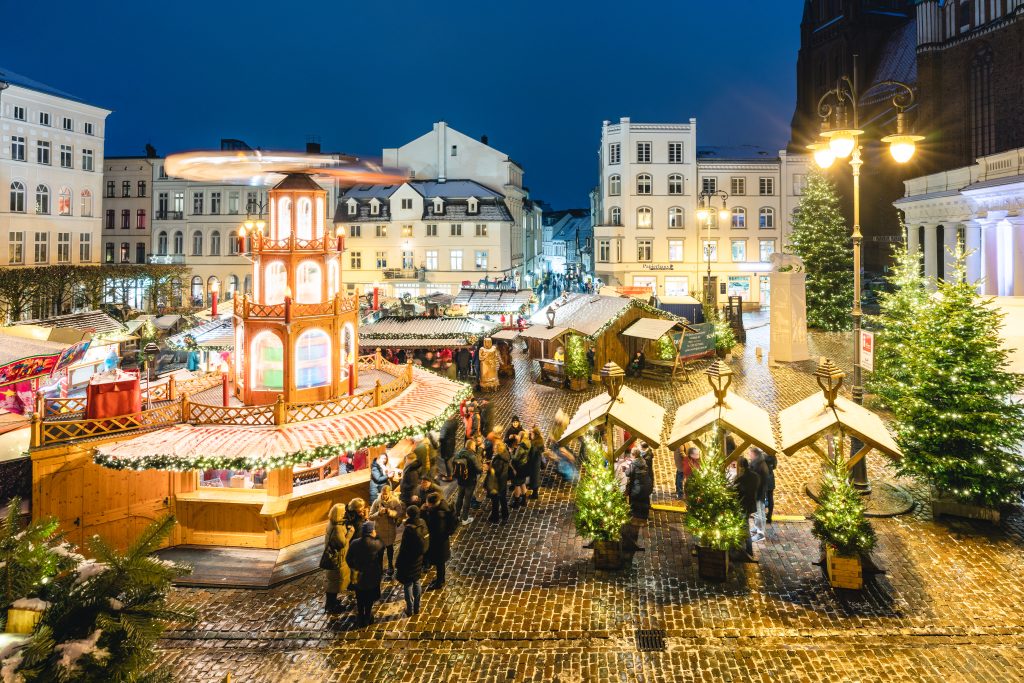 Weihnachtsmarkt Schwerin Winter Schnee Marktplatz Weihnachtsstan