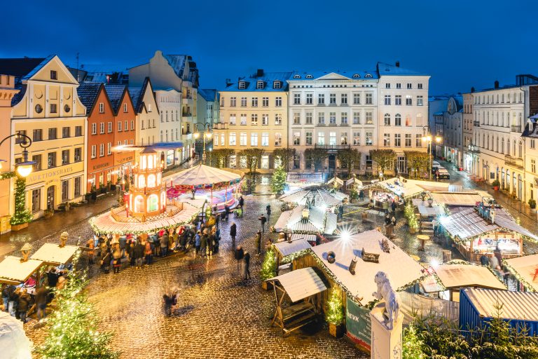 Weihnachtsmarkt Schwerin Winter Schnee Marktplatz Weihnachtsstan